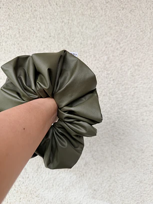 Scrunchie xl verde tipo cuero