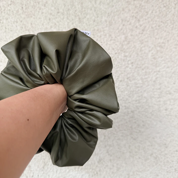 Scrunchie xl verde tipo cuero 1