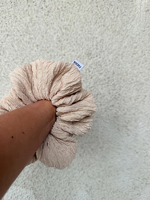 Scrunchie mediano café textura 