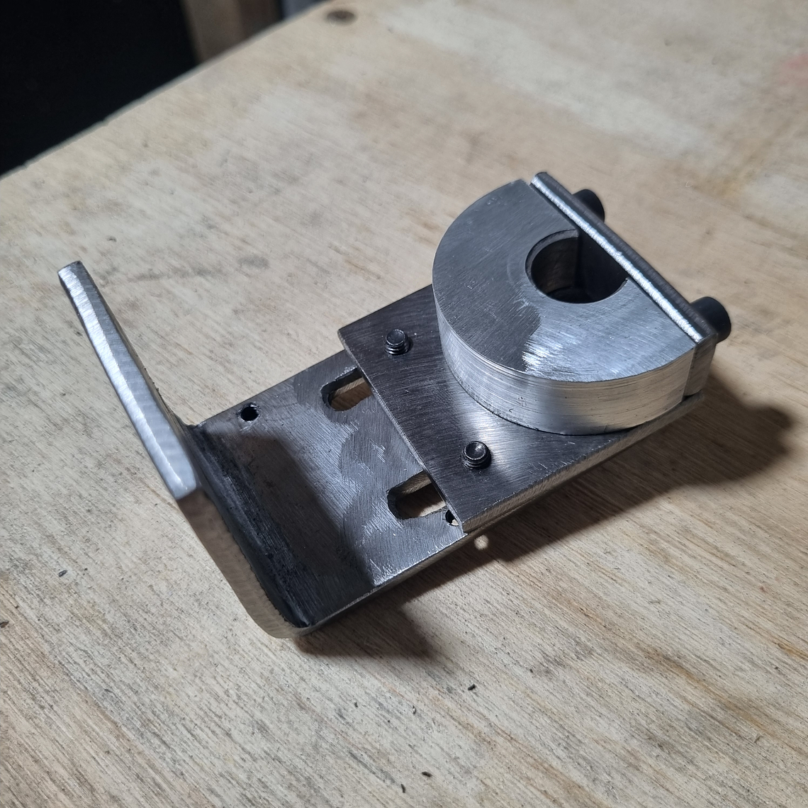 Suporte metálico para prender motor de Hoverboard. Com regulagem 1