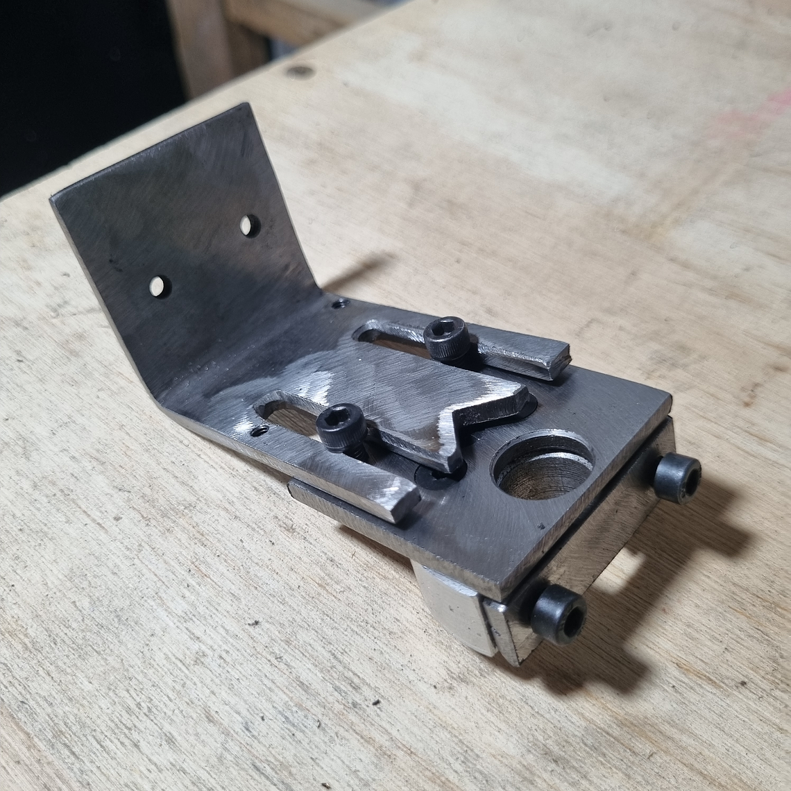 Suporte metálico para prender motor de Hoverboard. Com regulagem 6