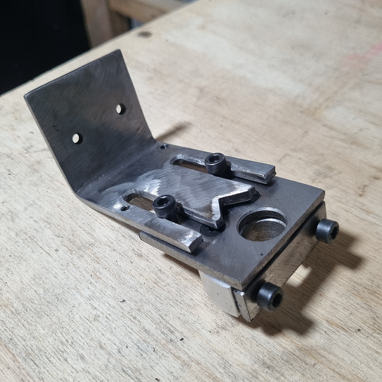 Suporte metálico para prender motor de Hoverboard. Com regulagem 6