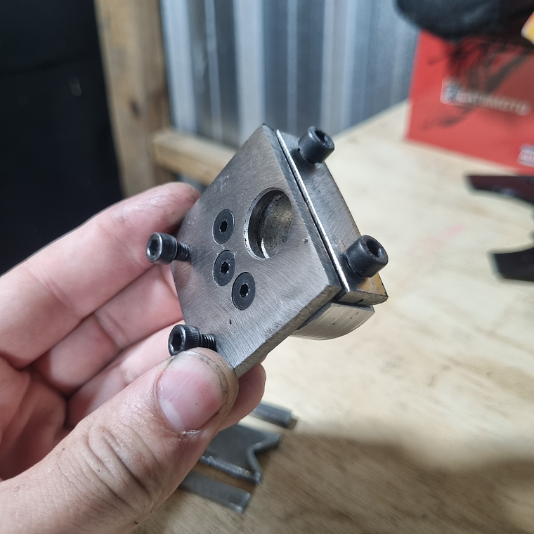 Suporte metálico para prender motor de Hoverboard. Com regulagem 7