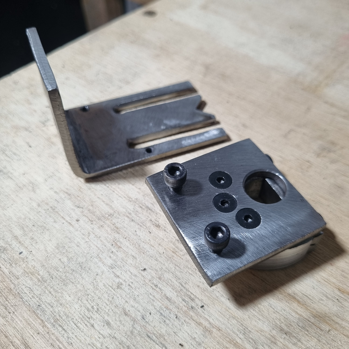 Suporte metálico para prender motor de Hoverboard. Com regulagem 8