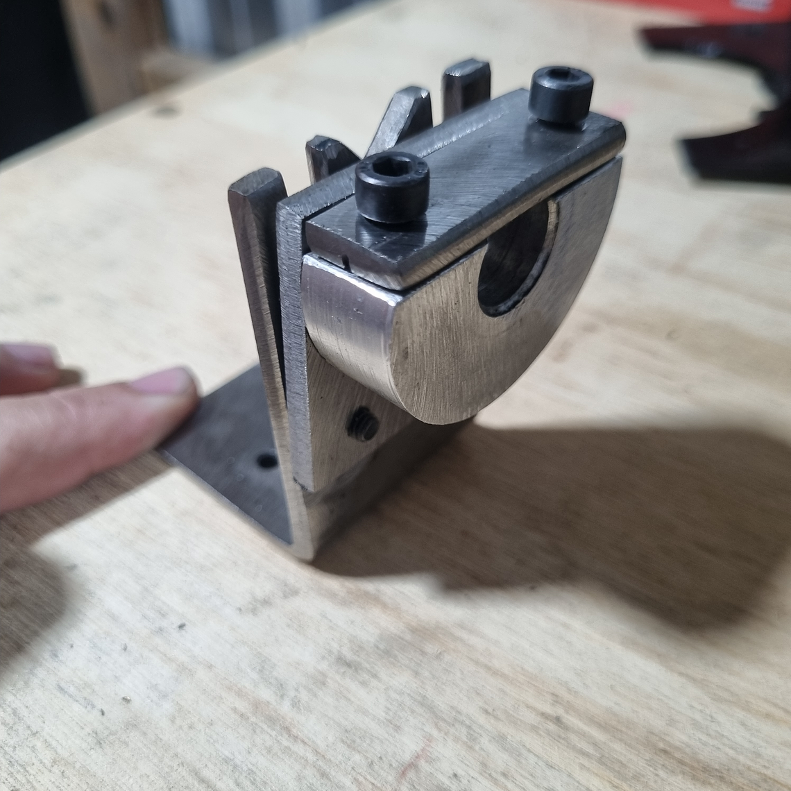 Suporte metálico para prender motor de Hoverboard. Com regulagem 5