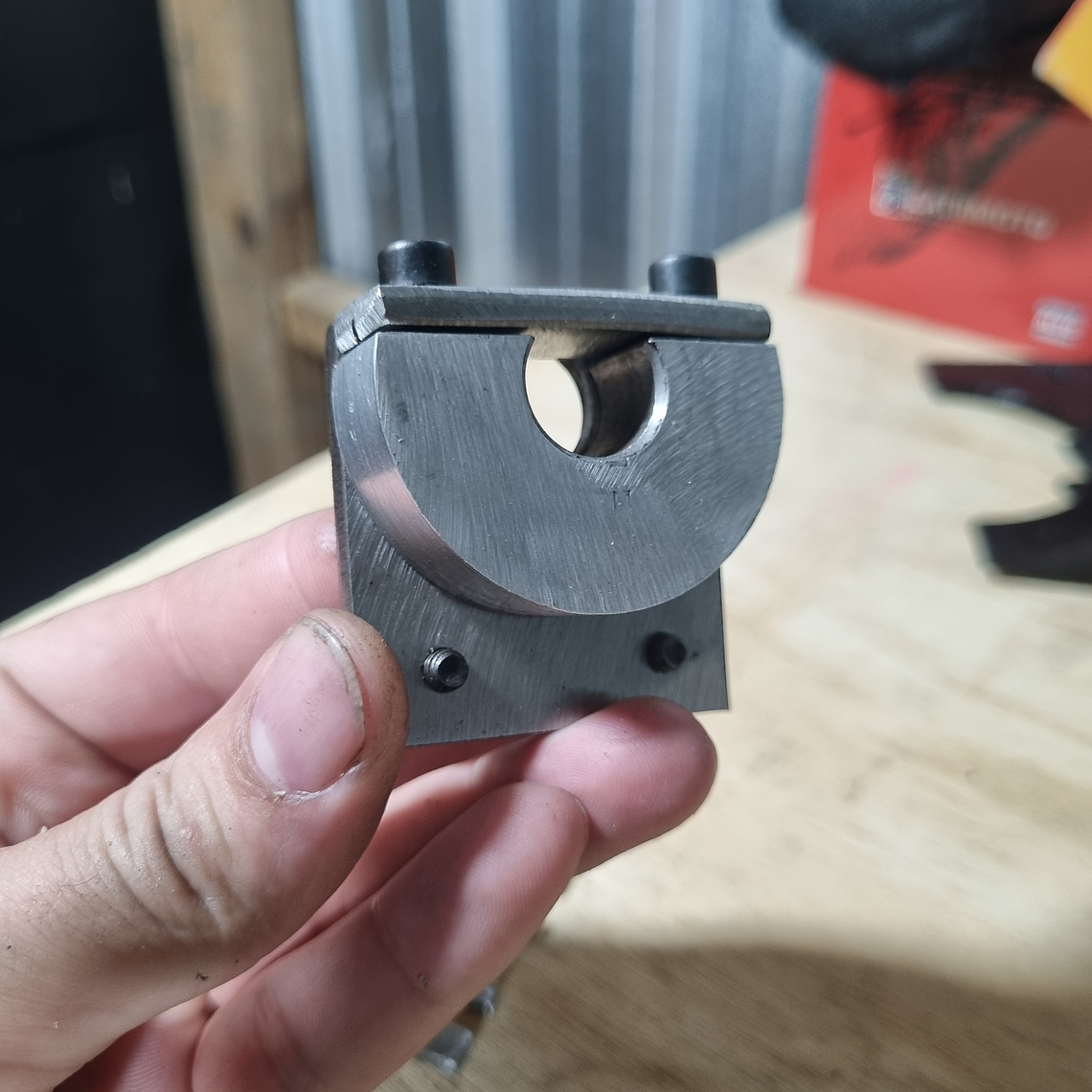 Suporte metálico para prender motor de Hoverboard. Com regulagem 3