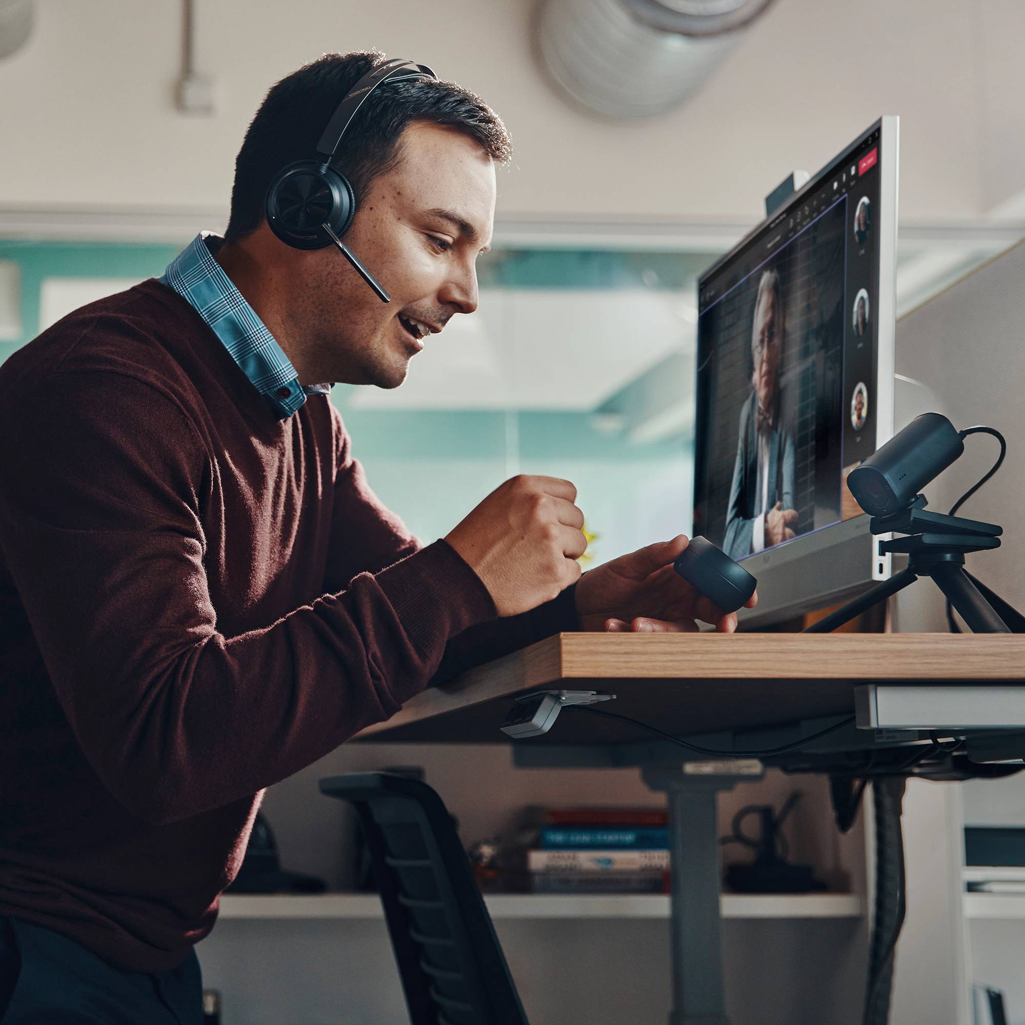 Auriculares Poly Voyager Focus 2 USB-C con Base de Carga y Certificación Microsoft Teams 4