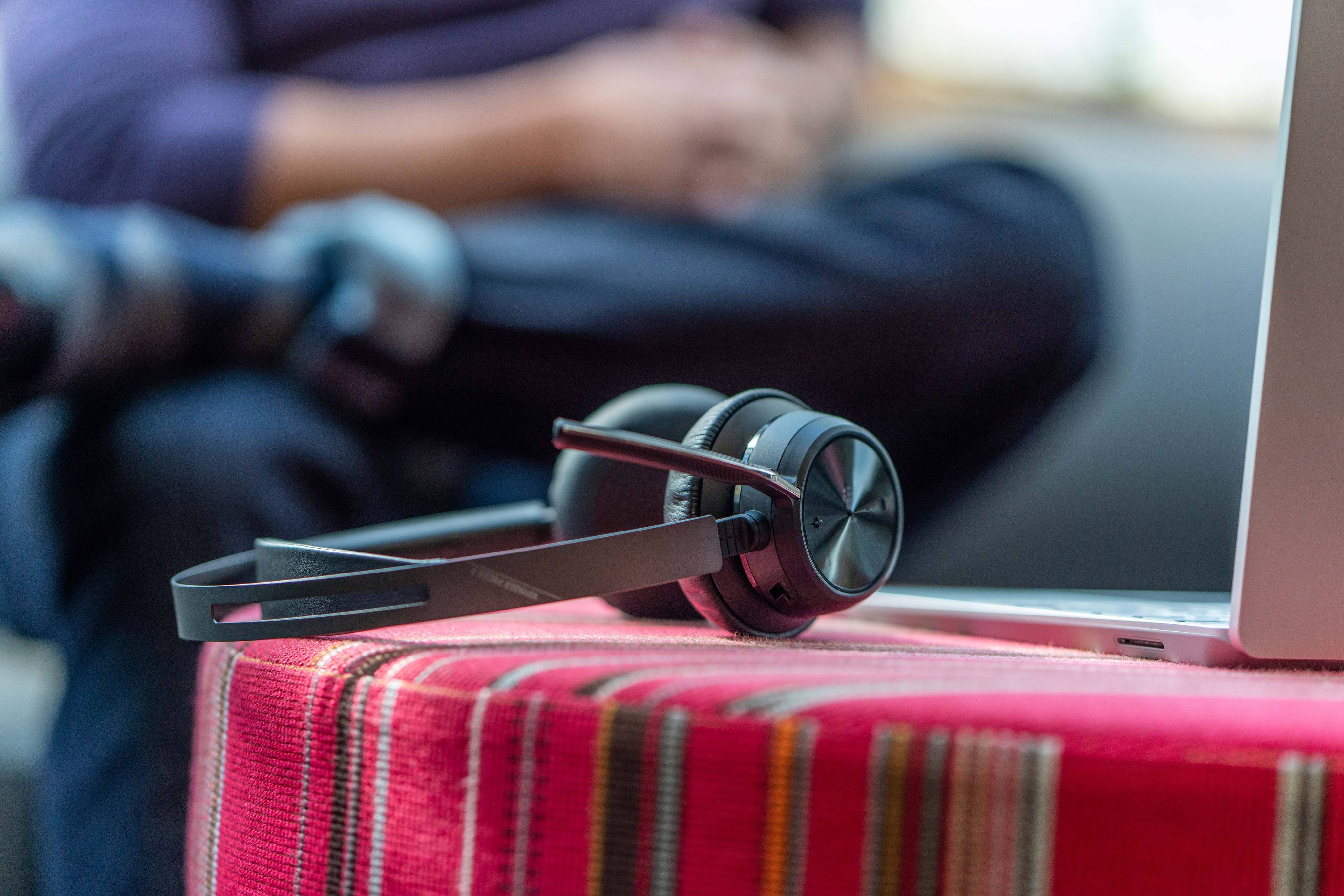 Auriculares Poly Voyager Focus 2 USB-C con Base de Carga y Certificación Microsoft Teams 7