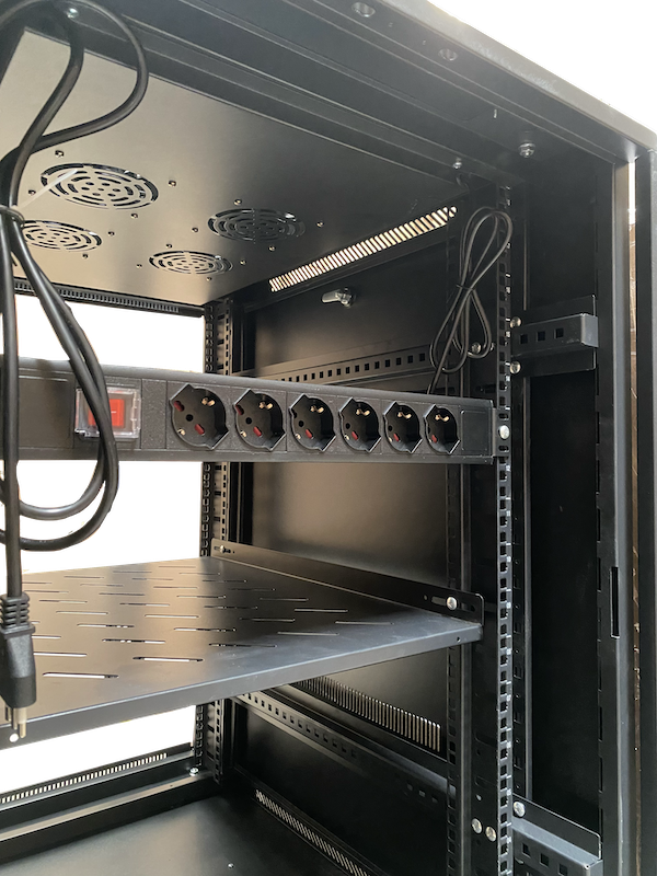 Rack Piso LINKMADE RK18-9VL 18U 90cm Fondo Negro PDU y Ventilacion Incluidas 1