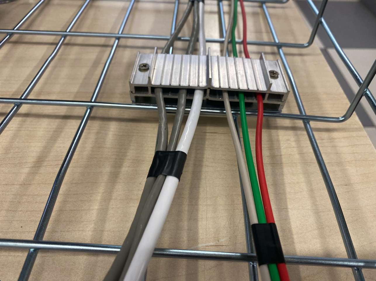 Ordenador de cables LinkChip ESCAM-E con base para escalerilla 5
