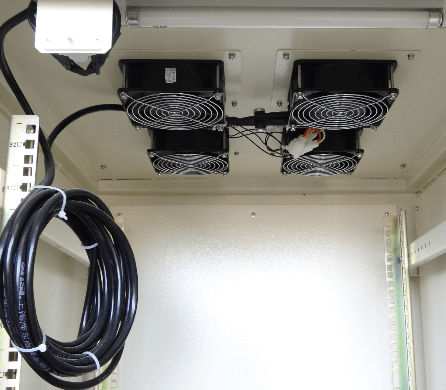Gabinete Exterior 32U RK32-8LE - Protección IP65 y Alta Resistencia 2