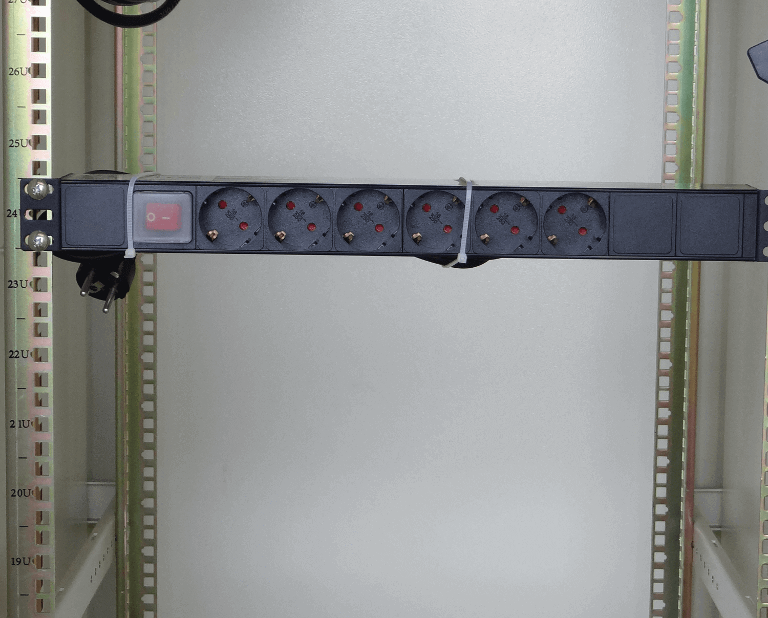 Gabinete Exterior 32U RK32-8LE - Protección IP65 y Alta Resistencia 4