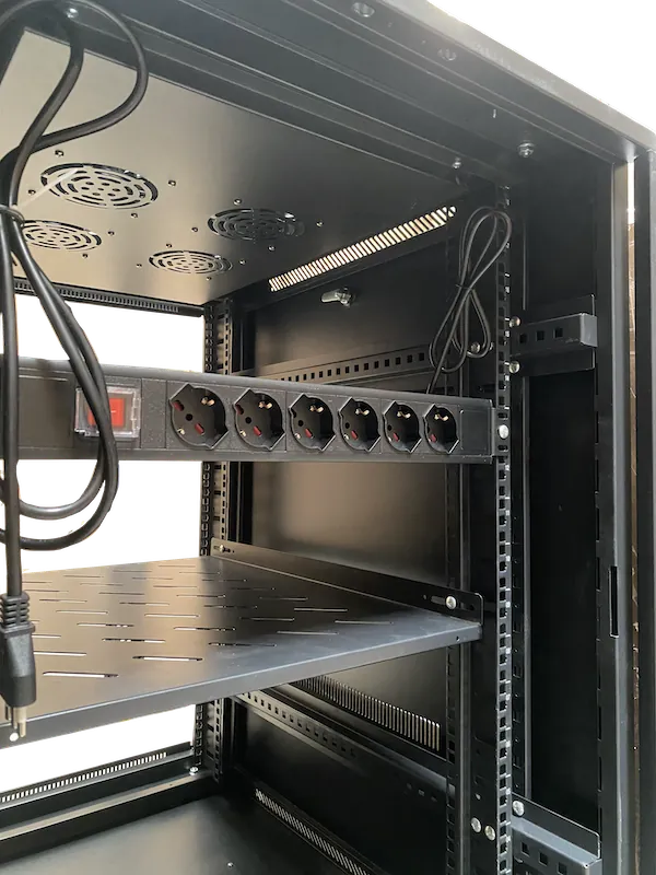 Rack Piso LINKMADE RK18-9VL 18U 90cm Fondo Negro PDU y Ventilacion Incluidas 1