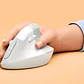 Mouse Ergonómico Logitech Lift, 6 Botones, 4000DPI, Bluetooth, White/Pale Grey - Miniatura 4