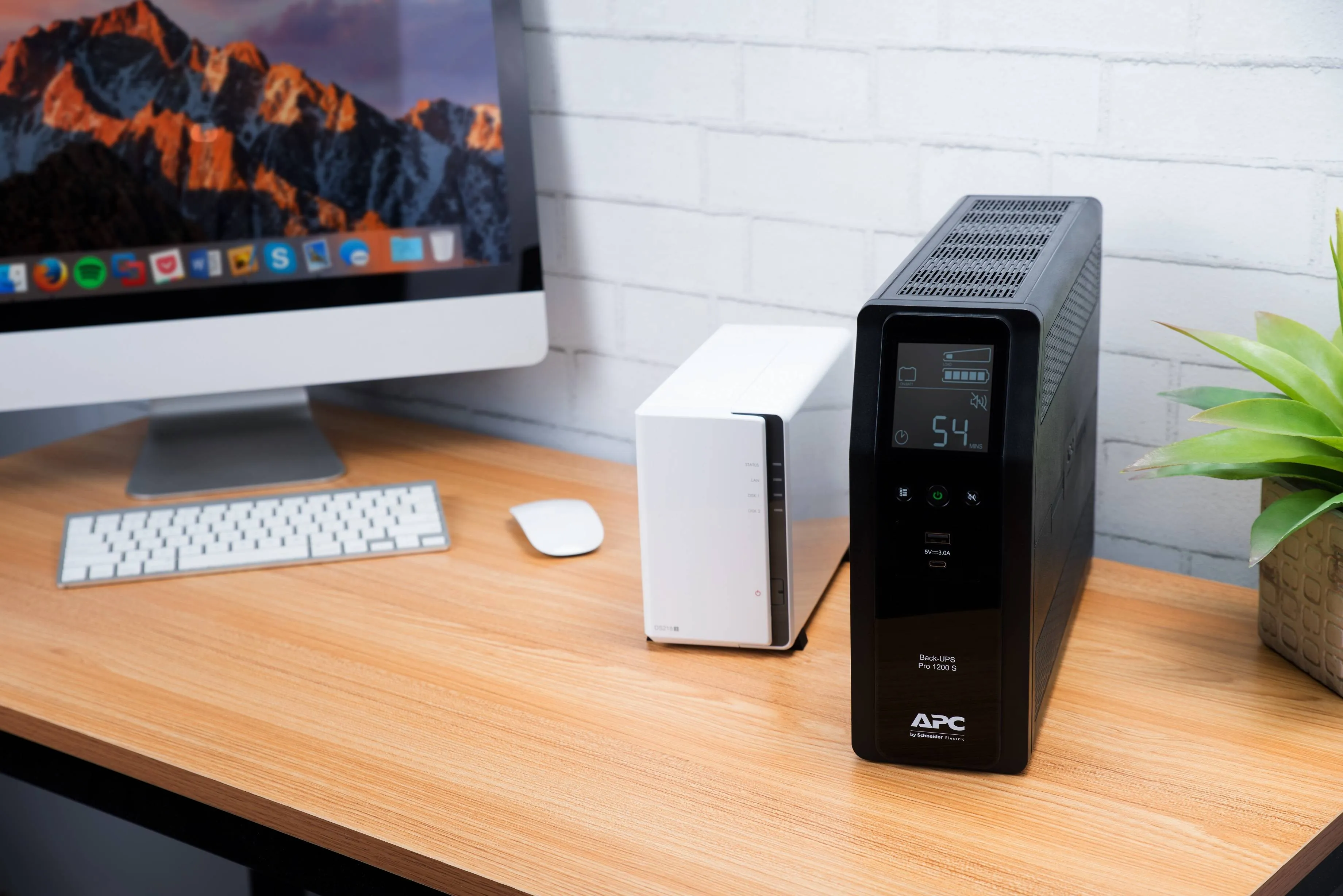 UPS APC BR1200SI Back-UPS Pro 1200VA 230V, Sinewave, AVR, LCD, 8 Salidas IEC 12