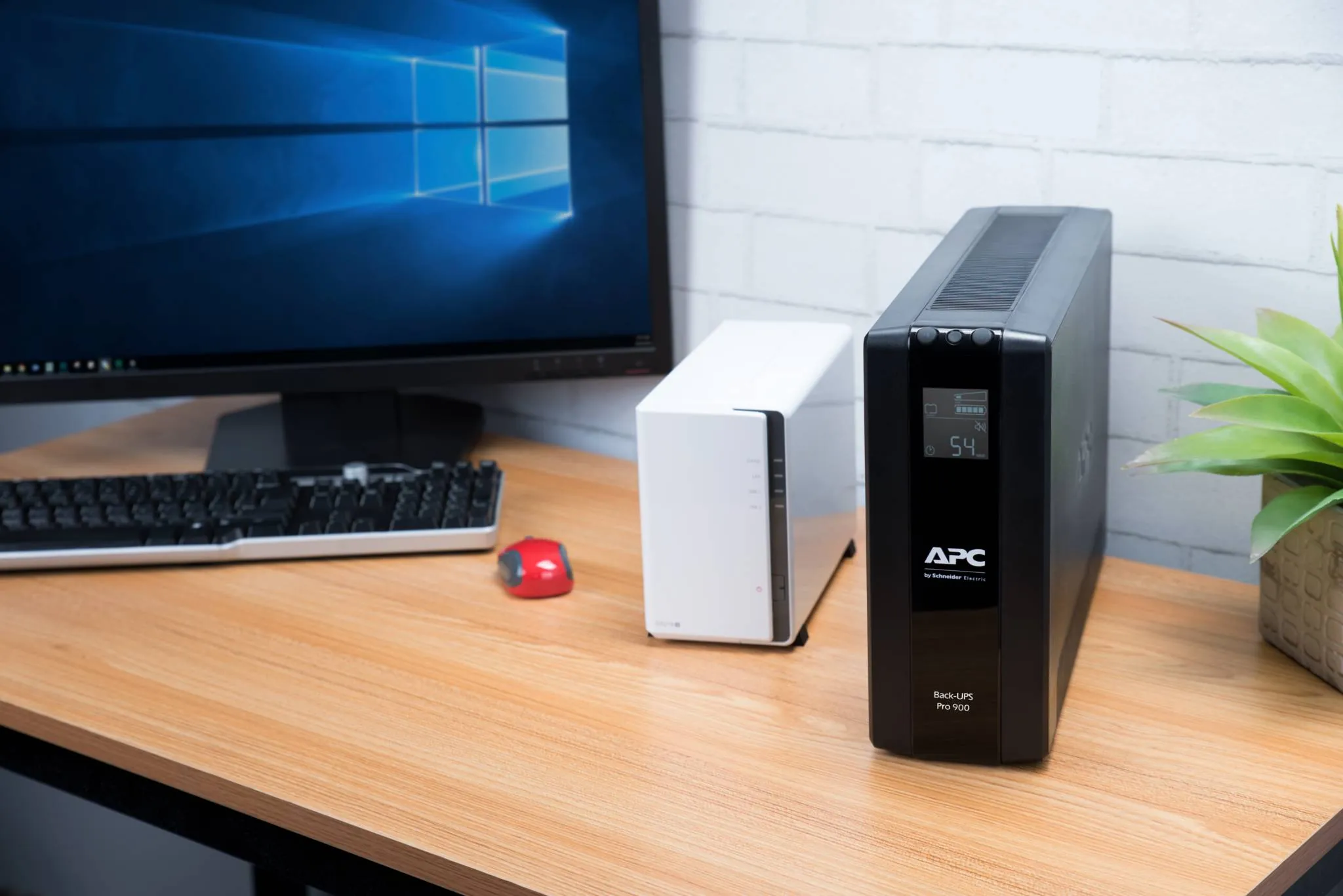 SAI Back UPS Pro BR de APC, 900VA, 6 Tomas de Salida, AVR, Interfaz LCD 4