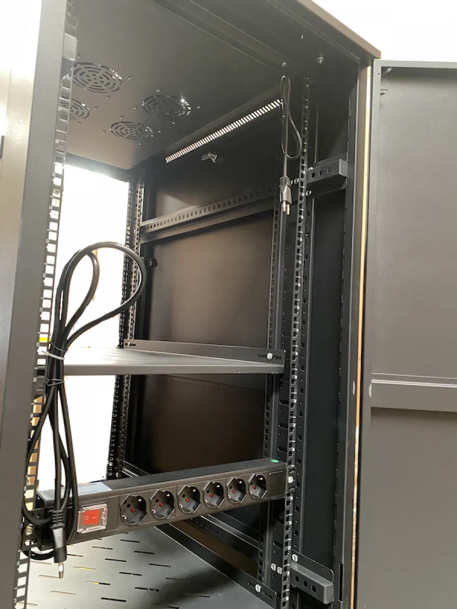 Gabinete 42U Fondo 1000mm Vidrio 4 Ventiladores PDU y Bandejas  4