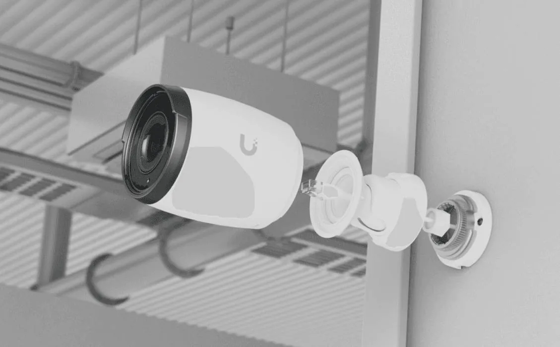 Camara IP Ubiquiti UVC-AI-PRO-WHITE 4K zoom optico AI color blanco industrial 3