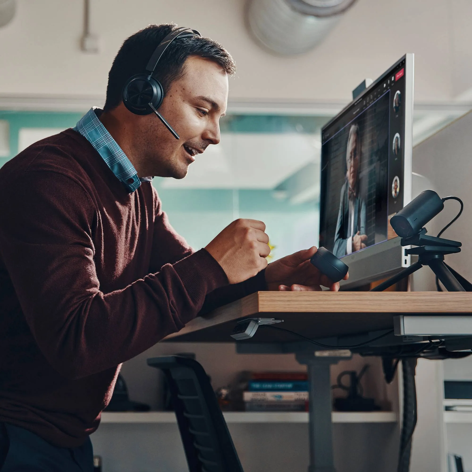 Auriculares Poly Voyager Focus 2 USB-C con Base de Carga y Certificación Microsoft Teams 4