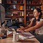Auriculares Poly Voyager Focus 2 USB-C con Base de Carga y Certificación Microsoft Teams - Miniatura 5