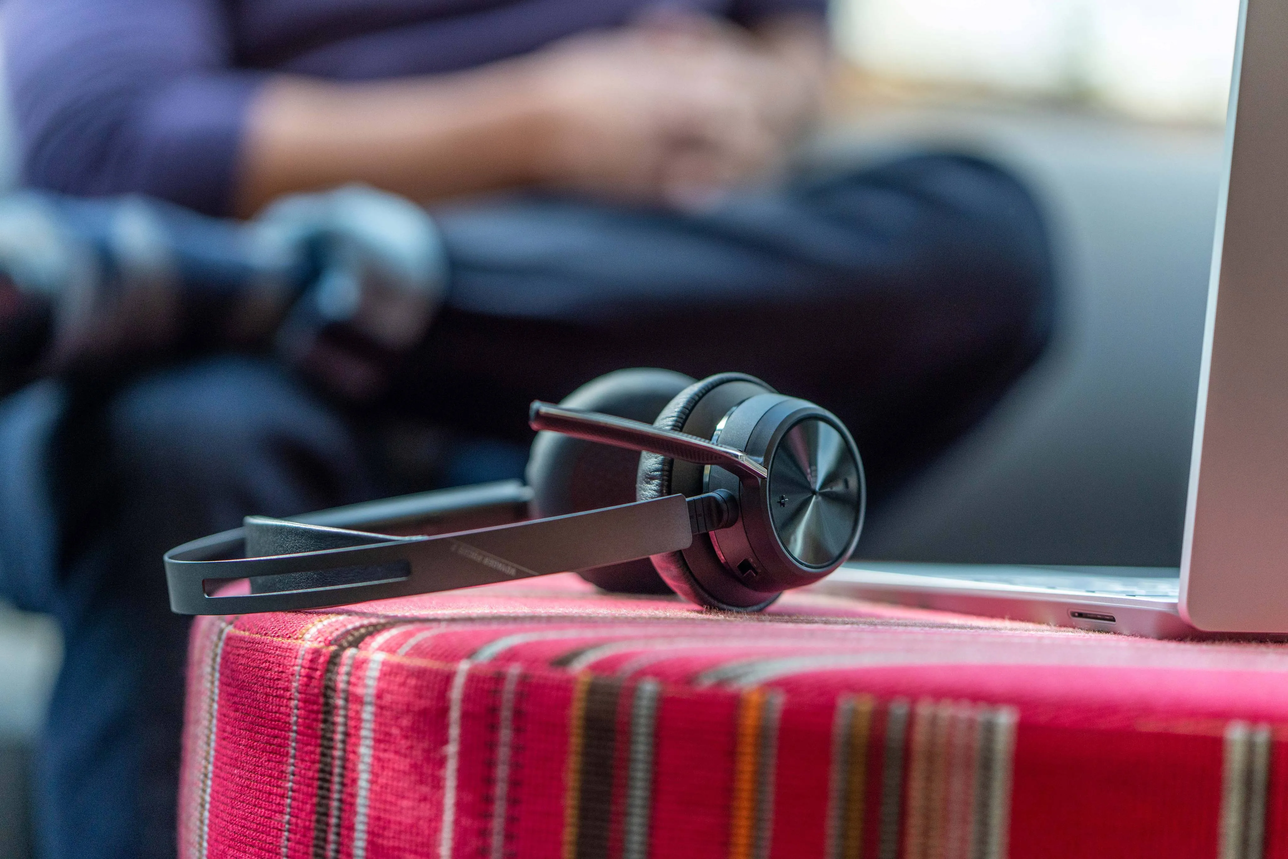 Auriculares Poly Voyager Focus 2 USB-C con Base de Carga y Certificación Microsoft Teams 7