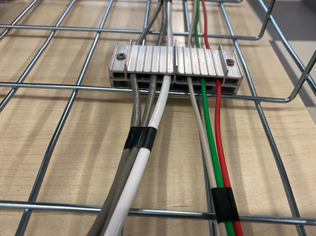 Ordenador de cables LinkChip ESCAM-E con base para escalerilla 5
