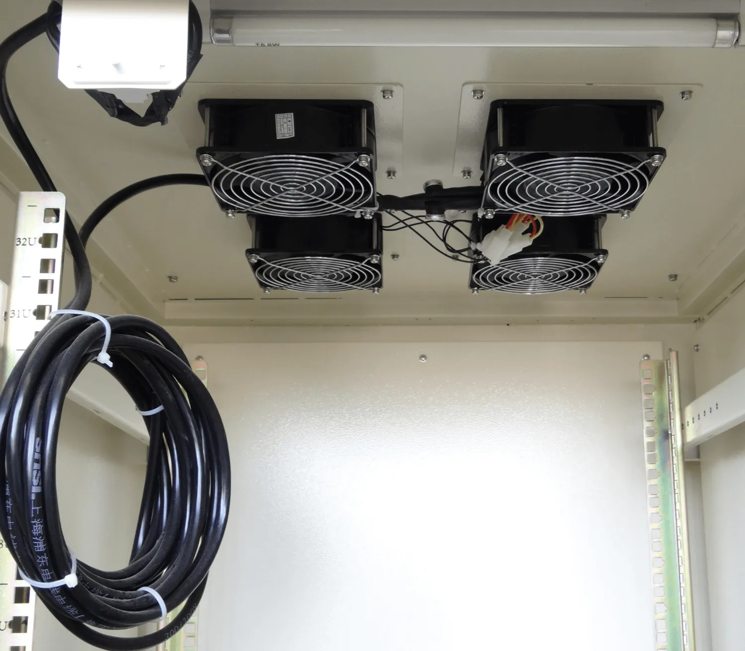 Gabinete Exterior 32U RK32-8LE - Protección IP65 y Alta Resistencia 2
