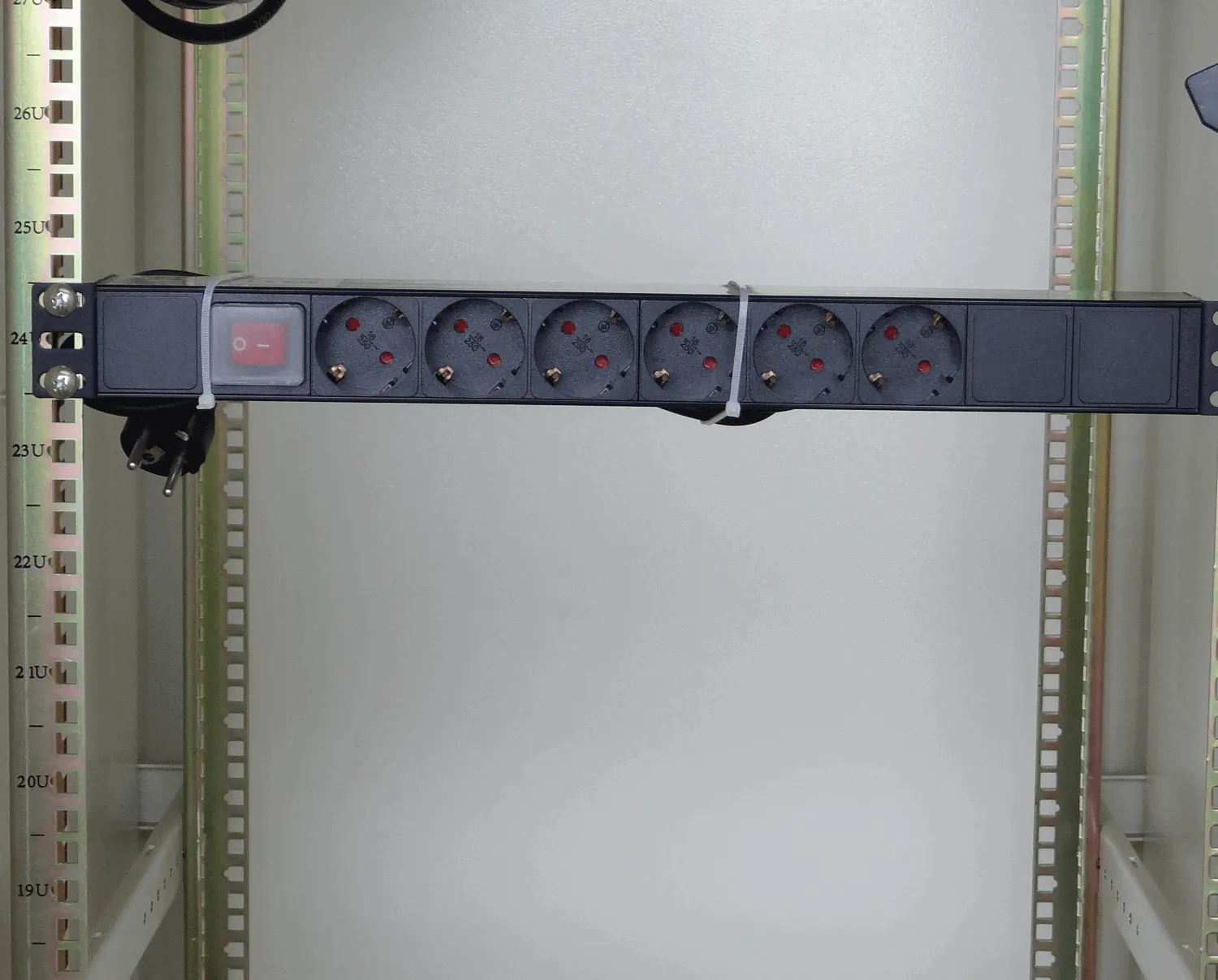 Gabinete Exterior 32U RK32-8LE - Protección IP65 y Alta Resistencia 4