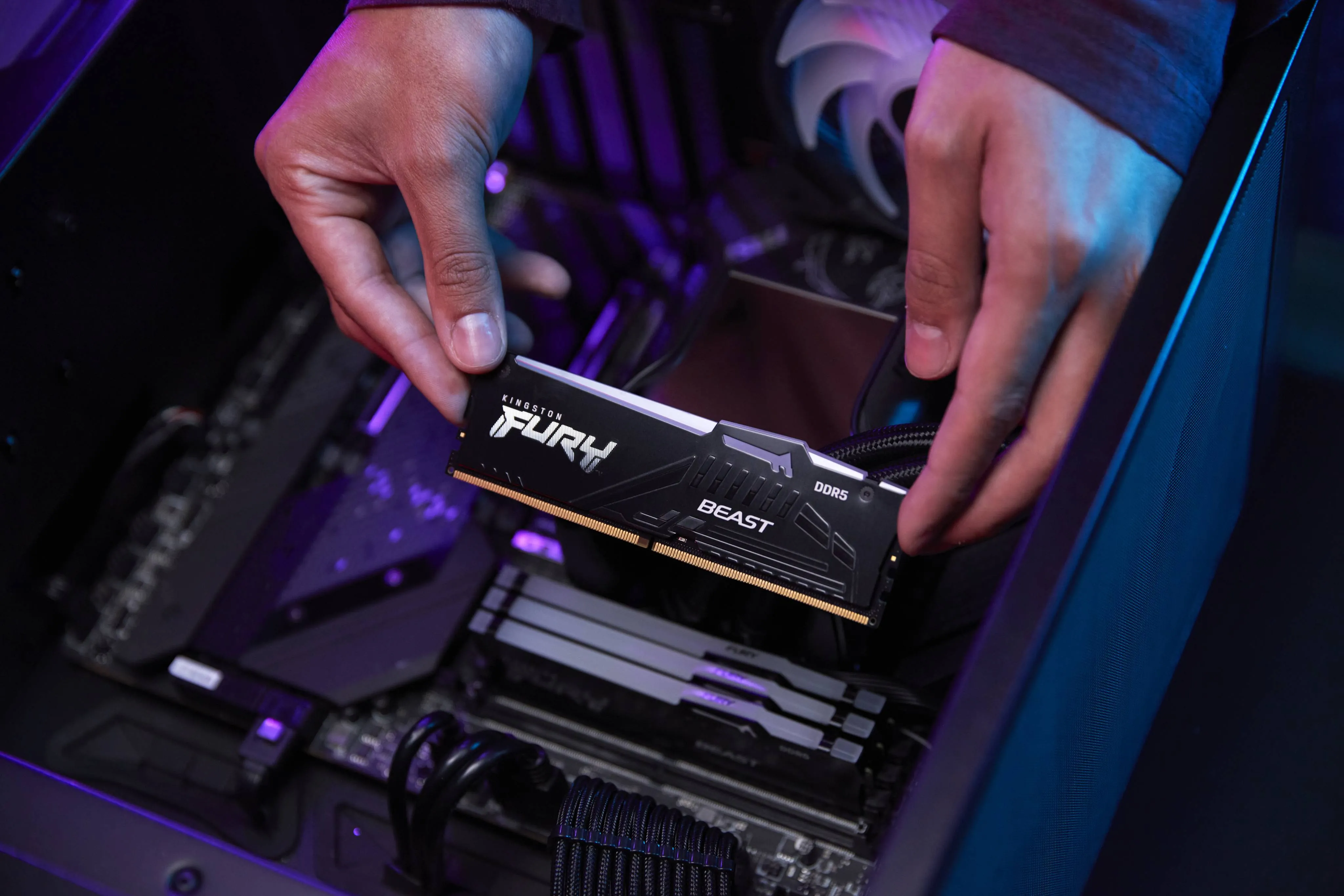 Memoria Ram DDR5 8GB 5600MT/s Kingston FURY Beast RGB CL36 DIMM 13