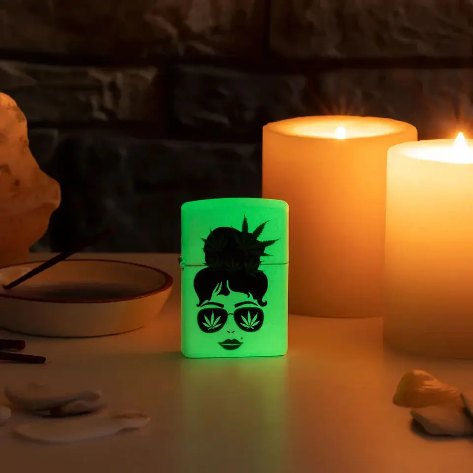 Encendedor Zippo Girl Cannabis Design 4