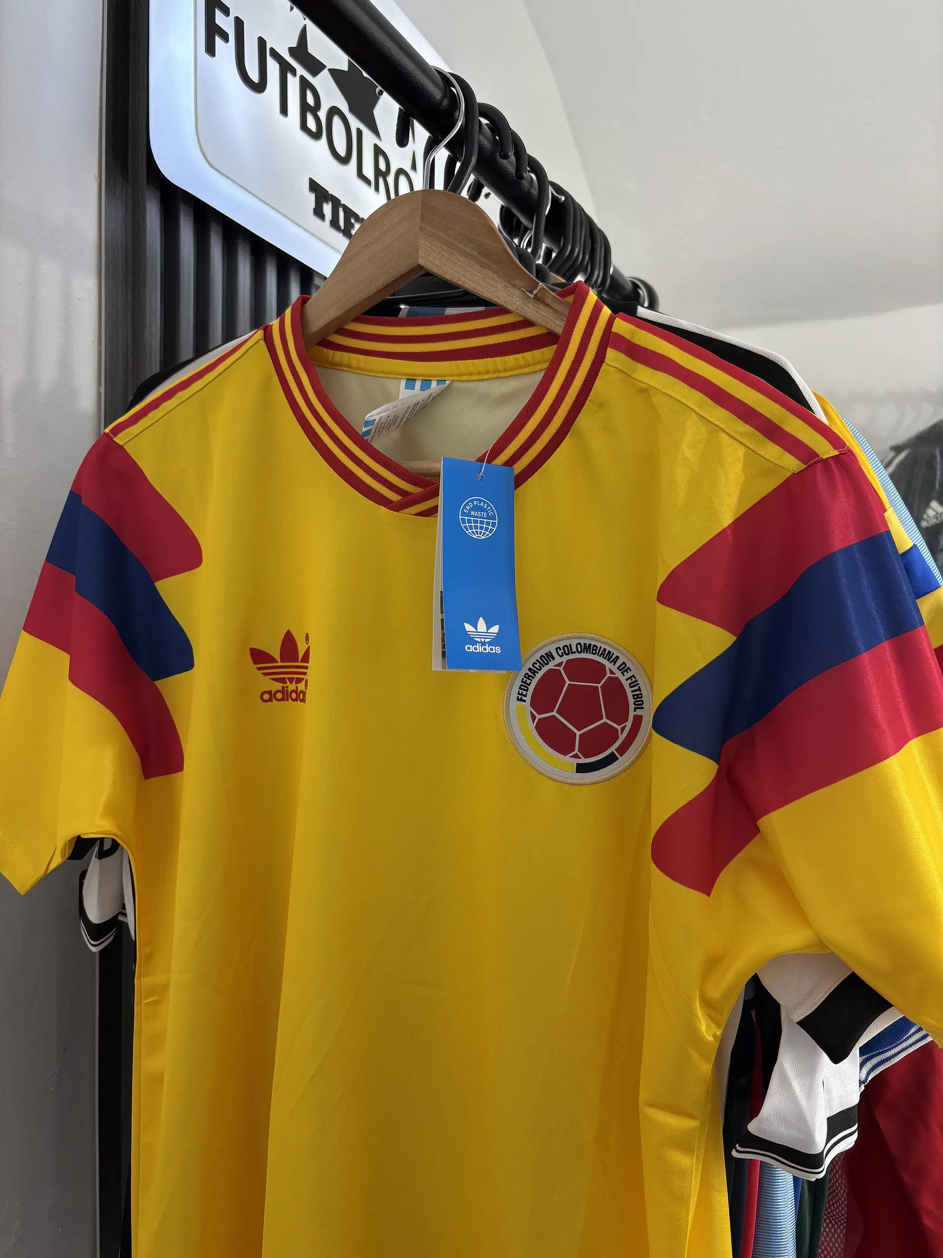 COLOMBIA RETRO 90 LOCAL 1