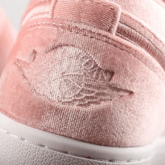 Ténis Feminino AJ 1 Retro Low: Estilo Icónico com Toque Feminino 11