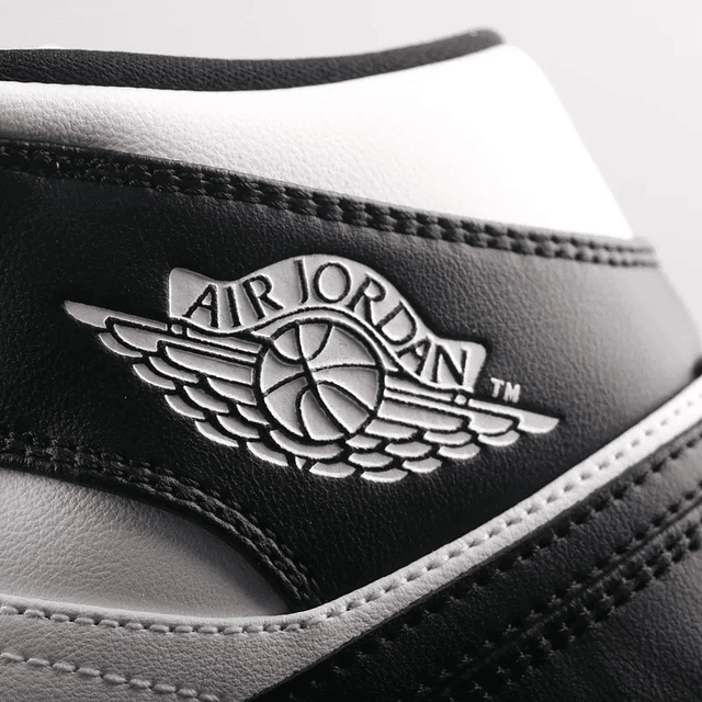 Jordan AJ 1 Retro High – O Clássico do Basquetebol e Streetwear - Preto - Branco 3