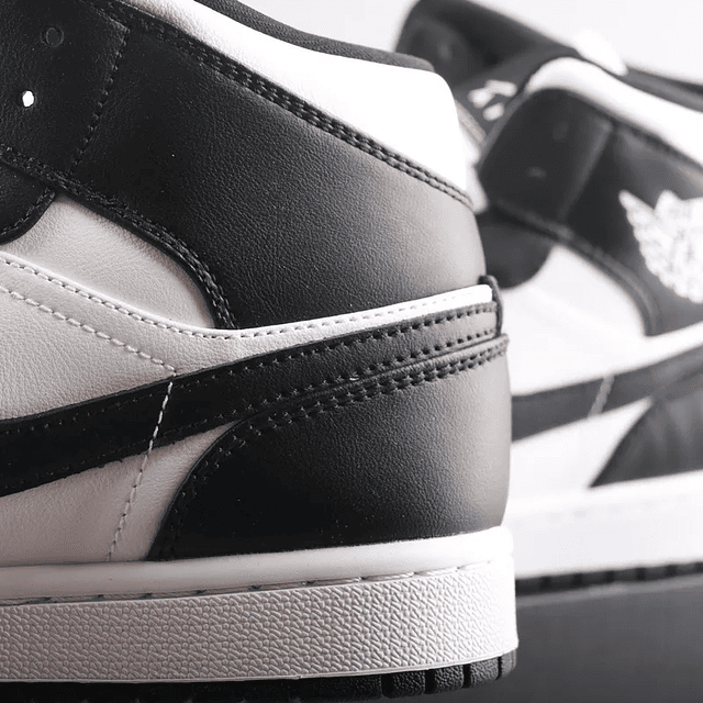 Jordan AJ 1 Retro High – O Clássico do Basquetebol e Streetwear - Preto - Branco 9