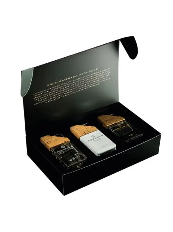 Pack de Gift Box Personalizada - 1 Adamus Organic Dry Gin personalizado 70cl, 2 copos Adamus e 2 bases para copos de cortiça