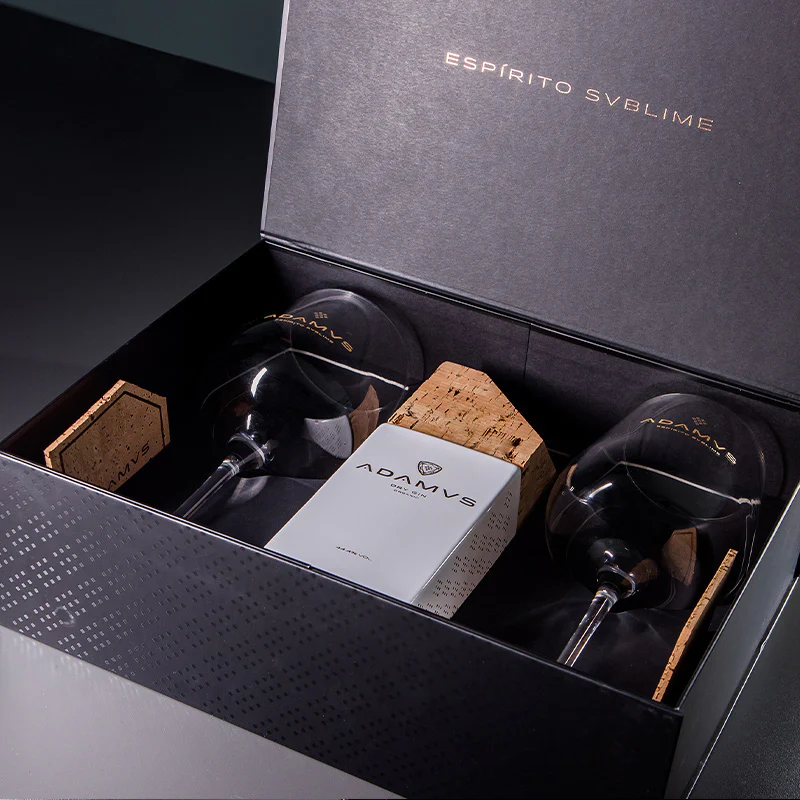 Pack de Gift Box Personalizada - 1 Adamus Organic Dry Gin personalizado 70cl, 2 copos Adamus e 2 bases para copos de cortiça