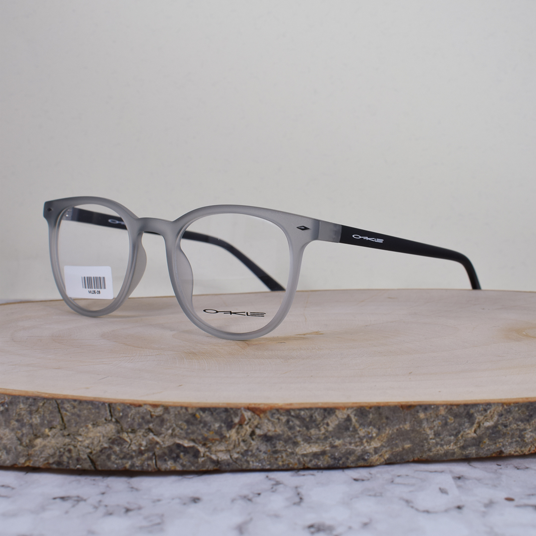 Oakle ML0509 C02P TR90 Ovalada Gris Mate Semi Translúcido Flex Brazo TR90 Negro