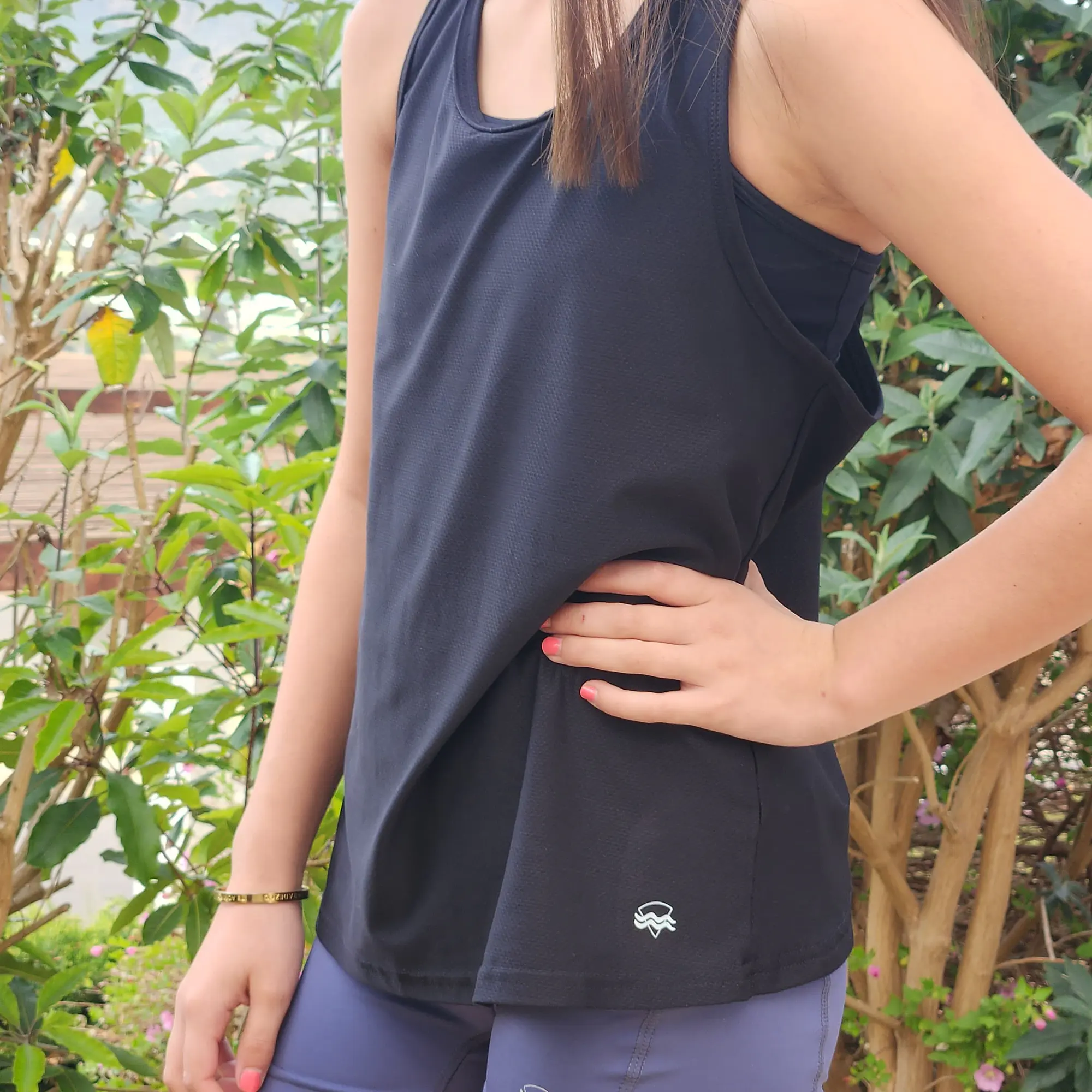 Polera Deportiva Espalda Cruzada Niña Negra 2