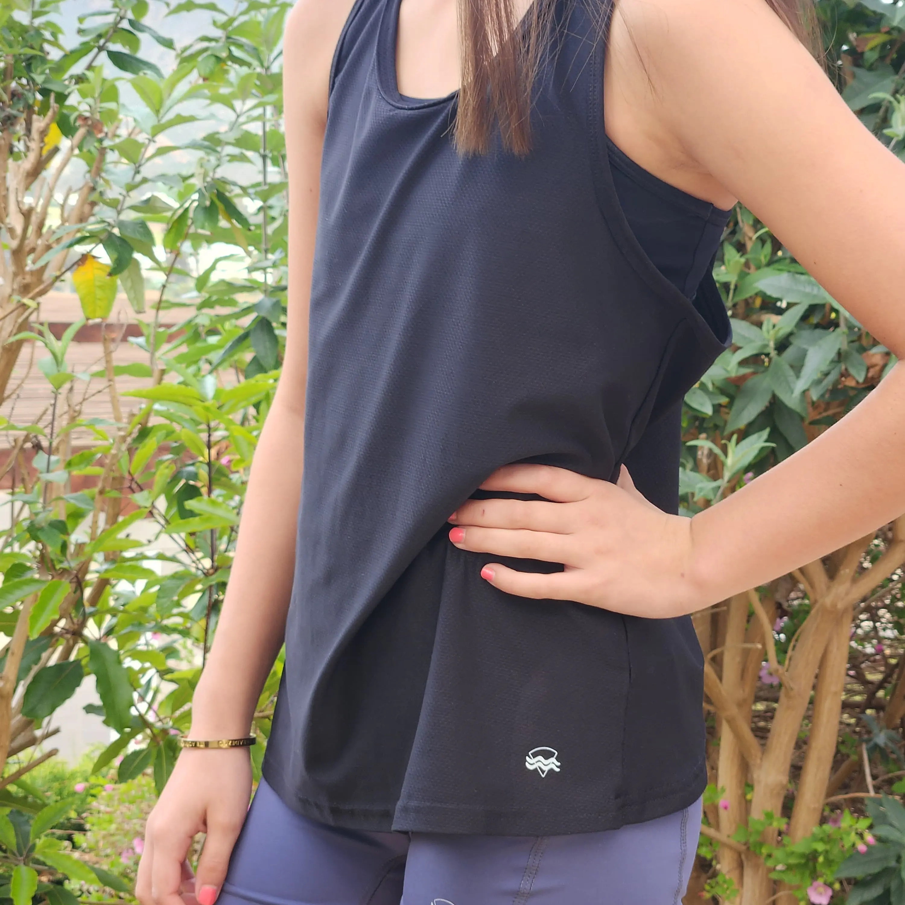 Polera Deportiva Espalda Cruzada Niña Negra 2