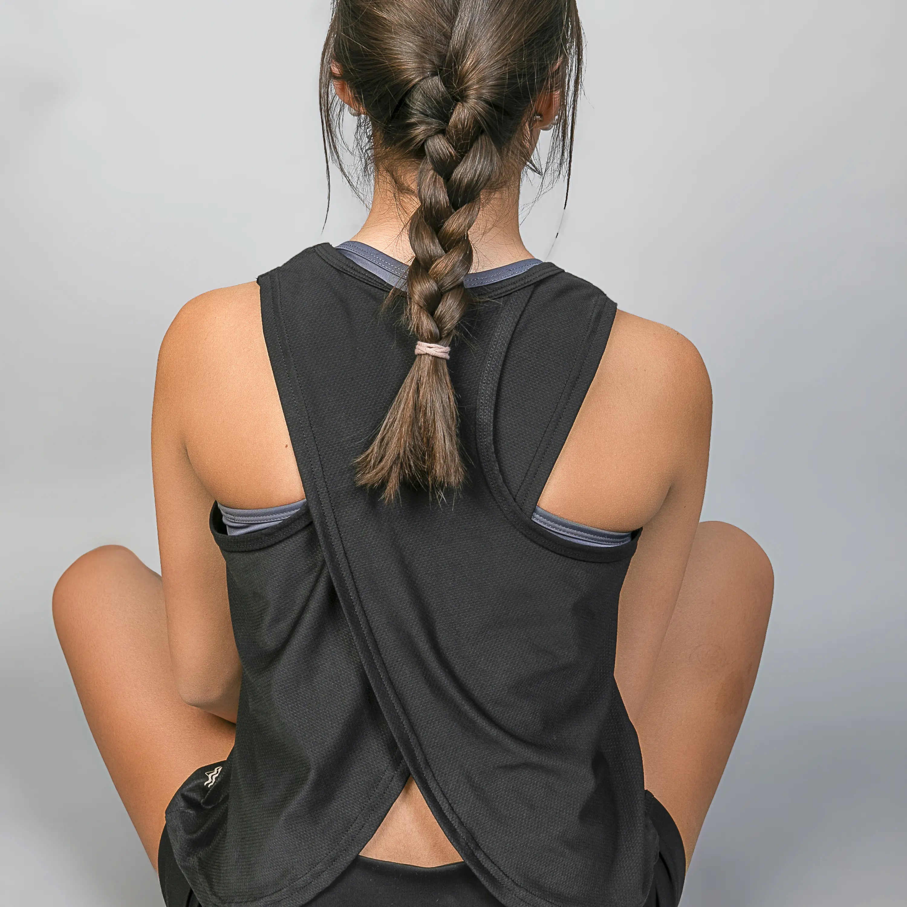 Polera Deportiva Espalda Cruzada Niña Negra 1