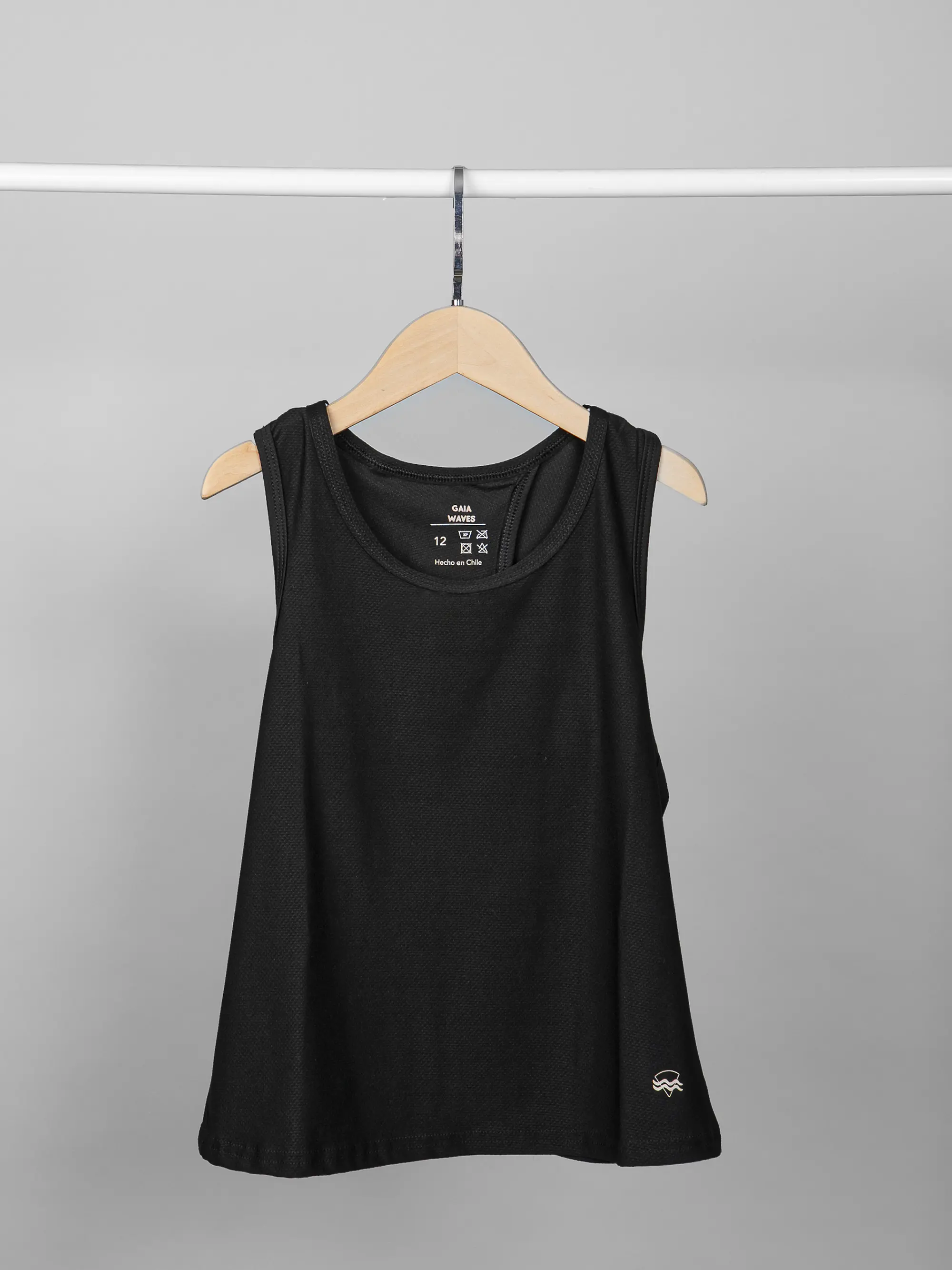 Polera Deportiva Espalda Cruzada Niña Negra 3
