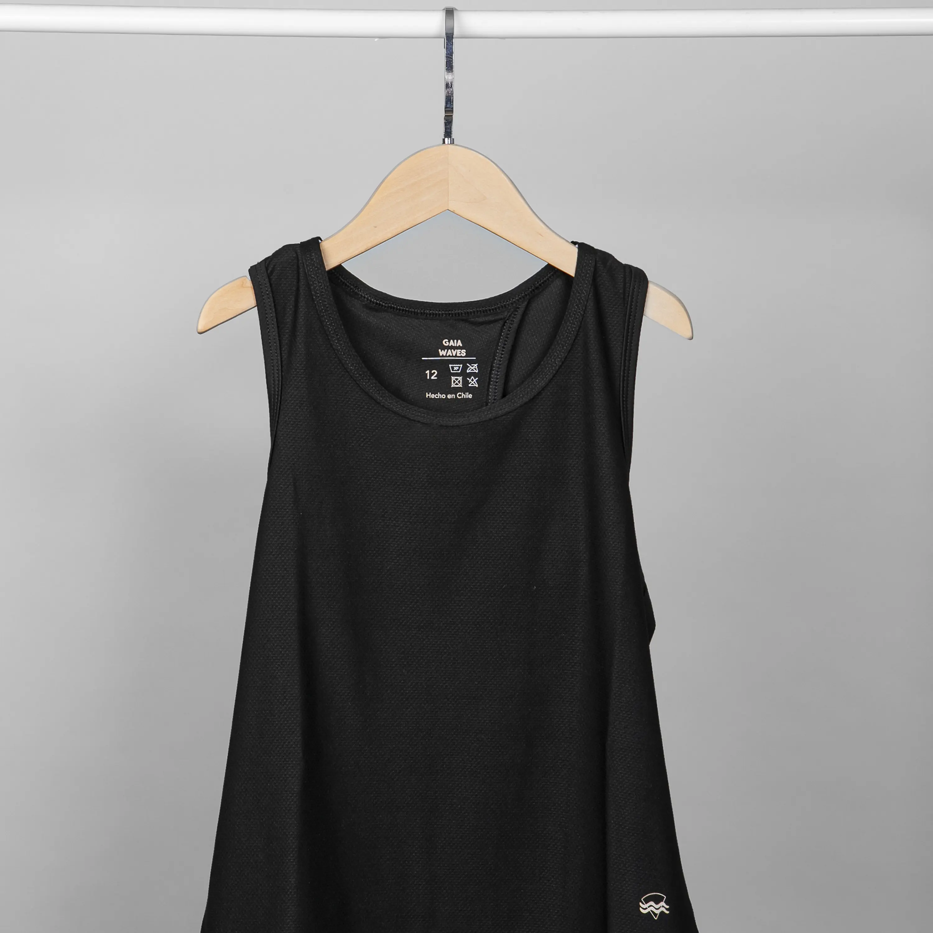 Polera Deportiva Espalda Cruzada Niña Negra 3