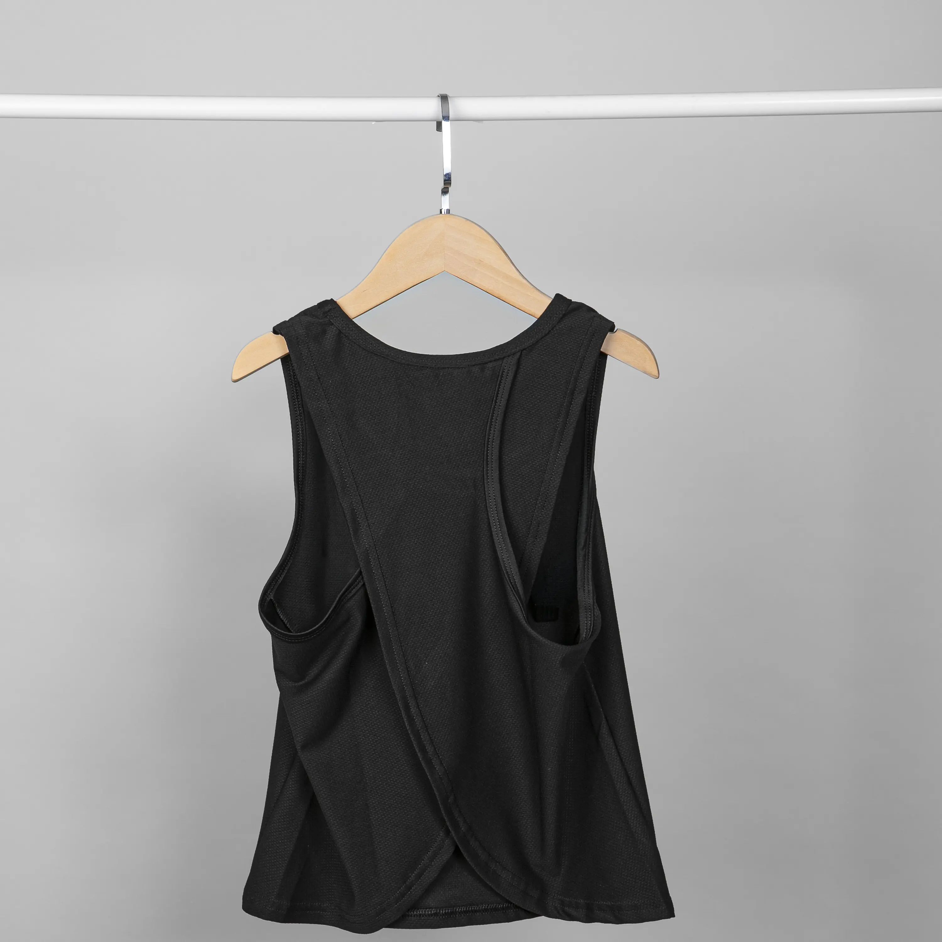 Polera Deportiva Espalda Cruzada Niña Negra 5
