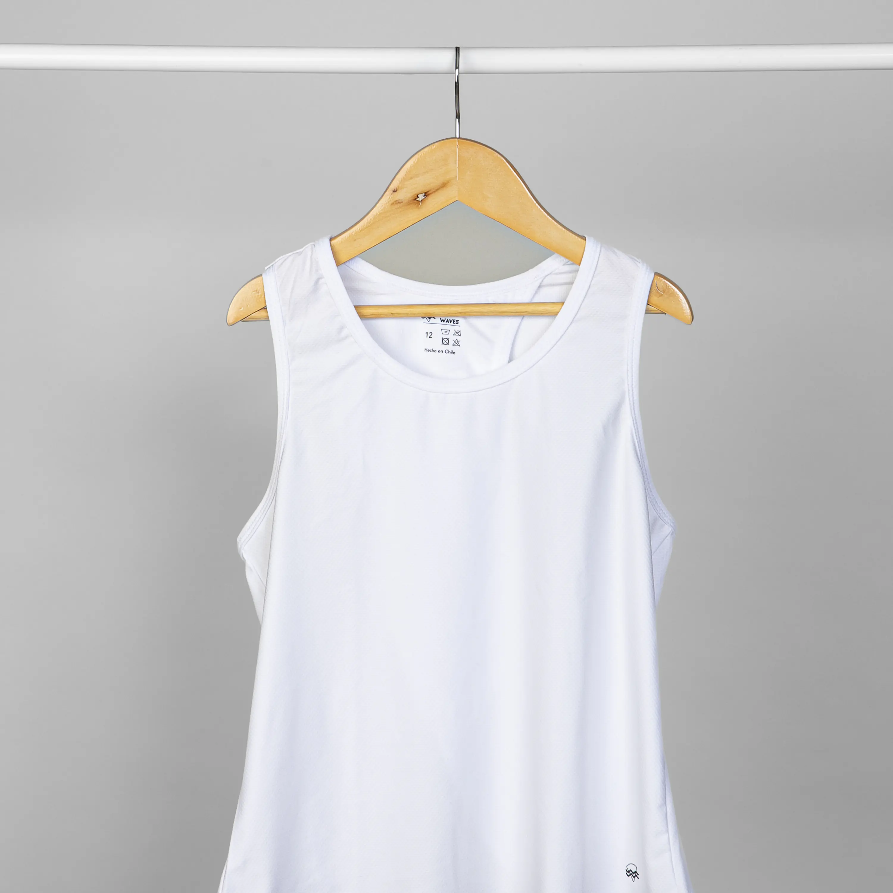 Polera Deportiva Espalda Cruzada Niña Blanca 4