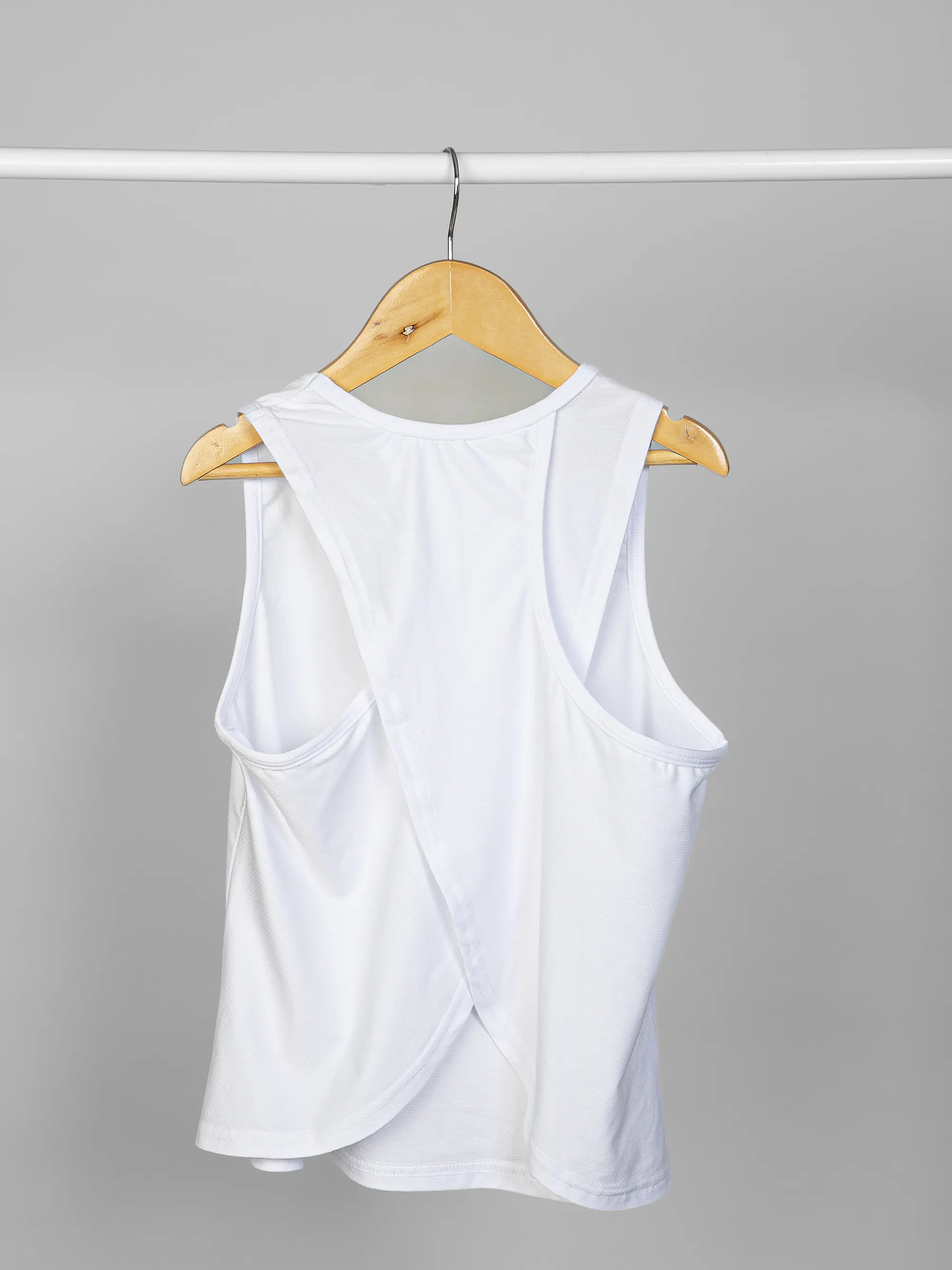 Polera Deportiva Espalda Cruzada Niña Blanca 5