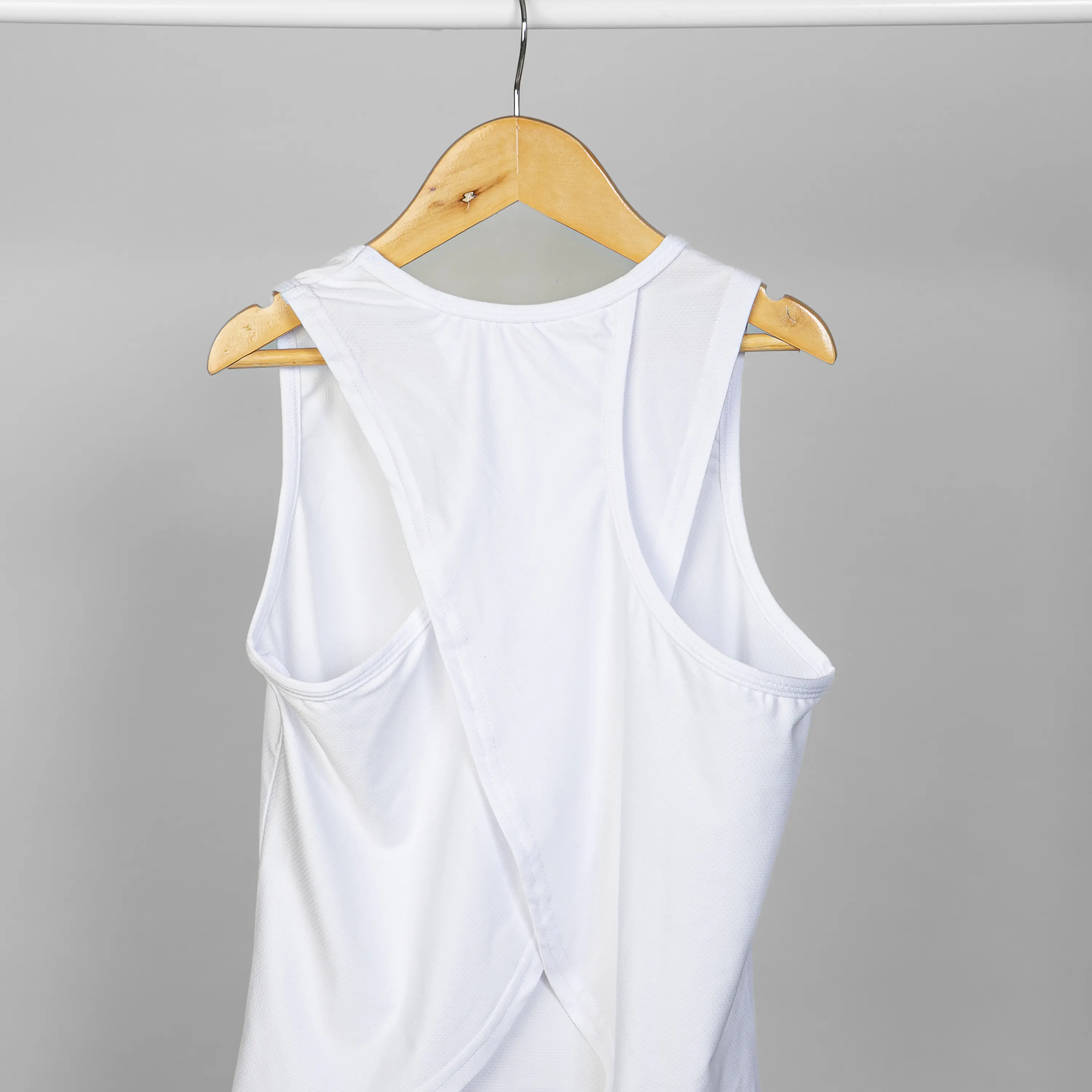 Polera Deportiva Espalda Cruzada Niña Blanca 5