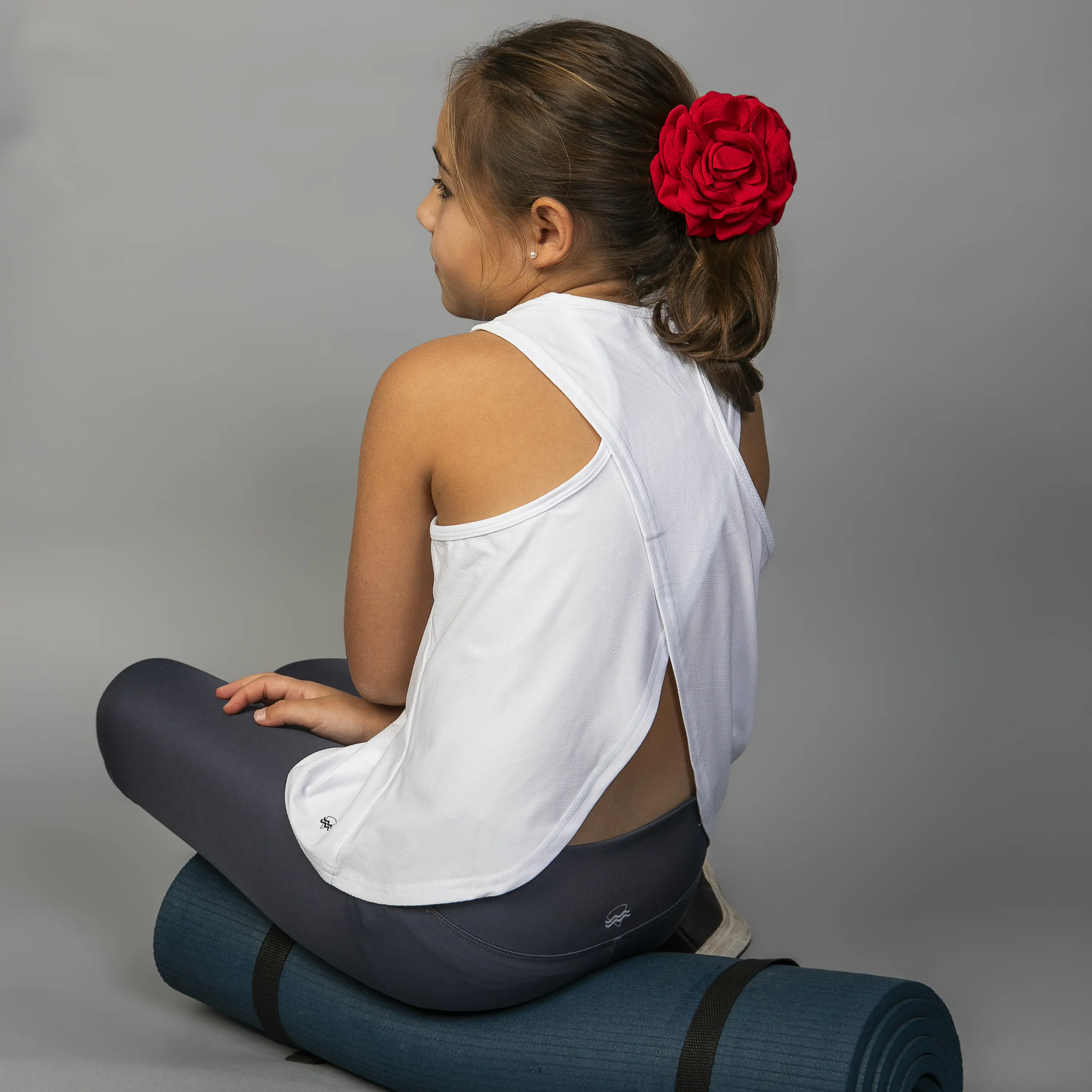 Polera Deportiva Espalda Cruzada Niña Blanca 3