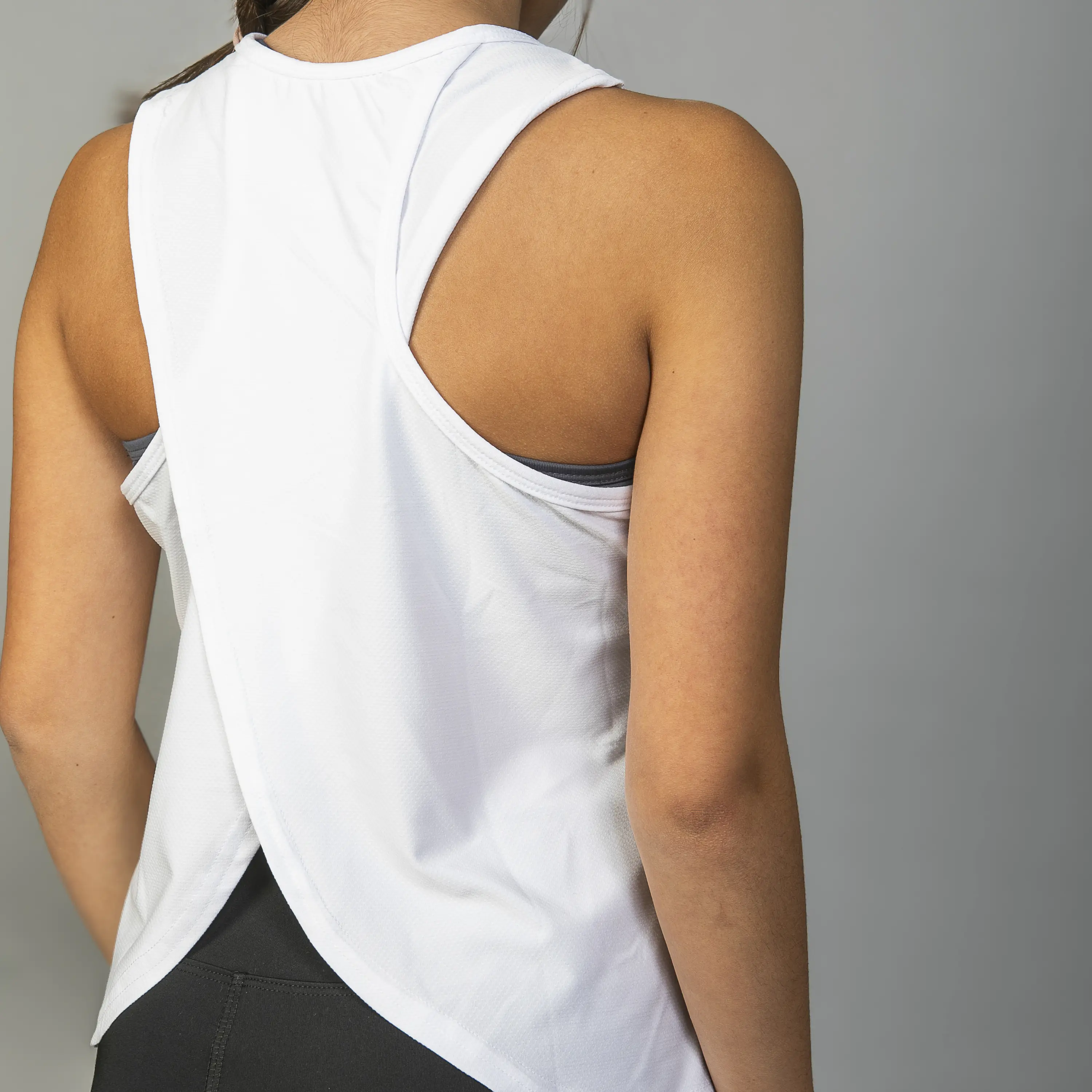 Polera Deportiva Espalda Cruzada Niña Blanca 1