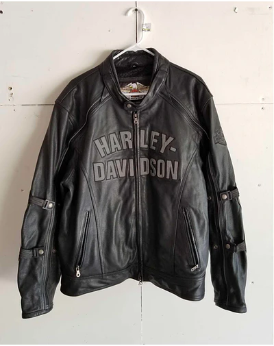 Chaqueta cuero marca Harley Davidson, color negro, modelo desmontable talla XL 1975