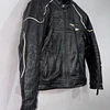 Chaqueta cuero marca Harley davidson, Modelo wing skull reflectante, color negro talla M 2049 6